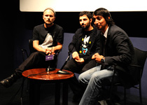 Fredrik Egerstrand (director), Jos� Gonz�lez y Diego Salazar (periodista y moderador) durante la charla previa a la proyecci�n del documental The Extraordinary Ordinary Life Of Jos� Gonz�lez en la Sala Iberia de Casa de Am�rica. Foto: Casa de Am�rica